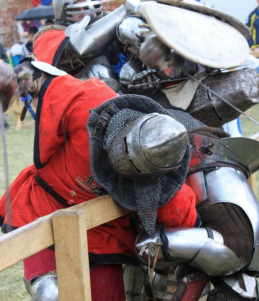 Brutal batalla de caballeros en armadura de hierro con armas blancas —  Fotos de Stock