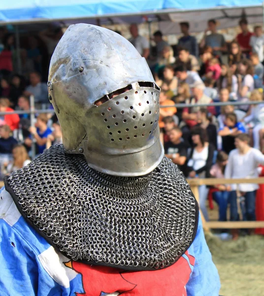 Chevalier médiéval en armure de fer gros plan — Photo