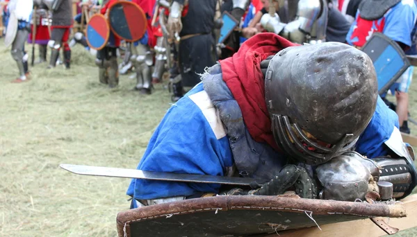 Müder Ritter in Rüstung mit Schild und Schwert — Stockfoto