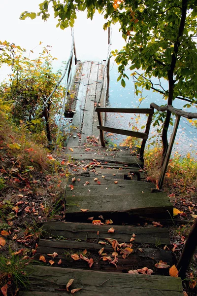 Drewniany most nad jezioro — Zdjęcie stockowe