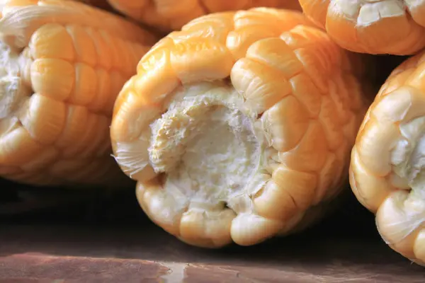 Ripe corn on brown background closeup — Stock Photo, Image