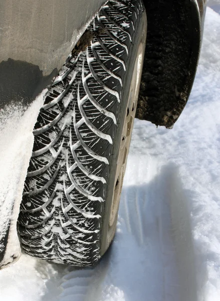 Winter auto's banden op besneeuwde weg close-up — Stockfoto