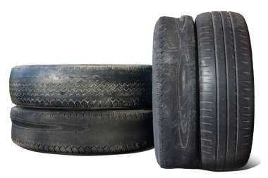 Eski hasarlı lastikler beyaz arka planda izole edilmiş. Tekerlek dükkanında veya araba lastiği dükkanında hasar görmüş.