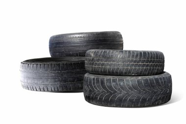 Eski hasarlı lastikler beyaz arka planda izole edilmiş. Tekerlek dükkanında veya araba lastiği dükkanında hasar görmüş.