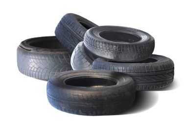 Eski hasarlı lastikler beyaz arka planda izole edilmiş. Tekerlek dükkanında veya araba lastiği dükkanında hasar görmüş.