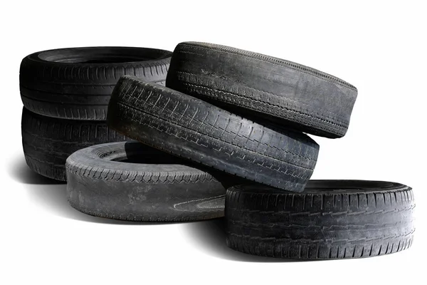 Eski hasarlı lastikler beyaz arka planda izole edilmiş. Tekerlek dükkanında veya araba lastiği dükkanında hasar görmüş.