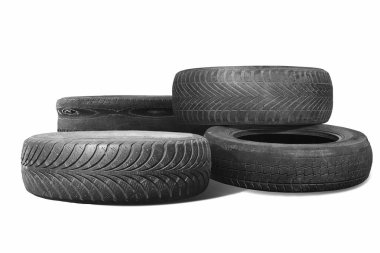 Eski hasarlı lastikler beyaz arka planda izole edilmiş. Tekerlek dükkanında veya araba lastiği dükkanında hasar görmüş.