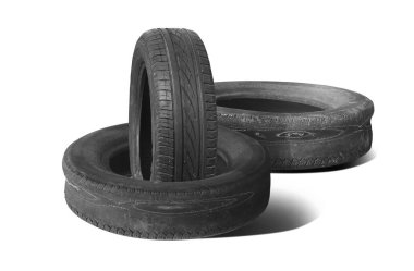 Eski hasarlı lastikler beyaz arka planda izole edilmiş. Tekerlek dükkanında veya araba lastiği dükkanında hasar görmüş.