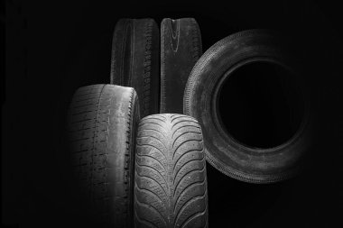 Lastik dükkanında veya araba lastiği dükkanında hasarlı lastik olarak izole edilmiş eski yıpranmış lastikler