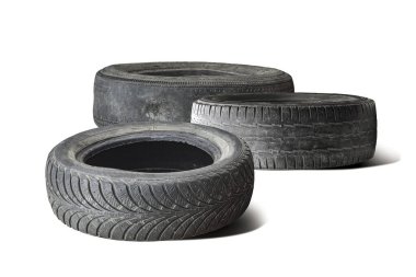 Eski hasarlı lastik beyaz arka planda izole edilmiş. Tekerlek dükkanında veya araba lastiği dükkanında hasar görmüş.