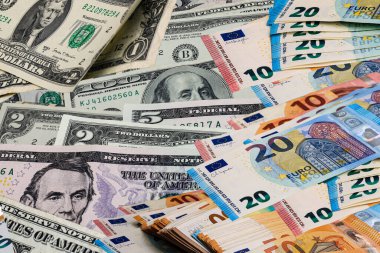 Çeşitli dolar ve avro banknotlarıyla soyut para arkaplanı