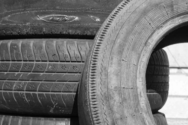 Lastik dükkanının veya araba lastiği dükkanının eski hasarlı lastiği.