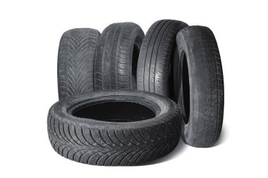 Eski hasarlı lastik beyaz arka planda izole edilmiş. Tekerlek dükkanında veya araba lastiği dükkanında hasar görmüş.