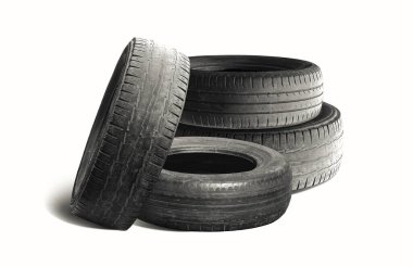 Eski hasarlı lastik beyaz arka planda izole edilmiş. Tekerlek dükkanında veya araba lastiği dükkanında hasar görmüş.