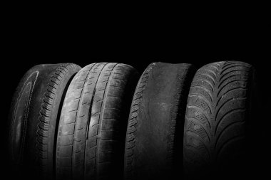 Lastik dükkanında veya araba lastiği dükkanında hasarlı lastik olarak izole edilmiş eski yıpranmış lastik.