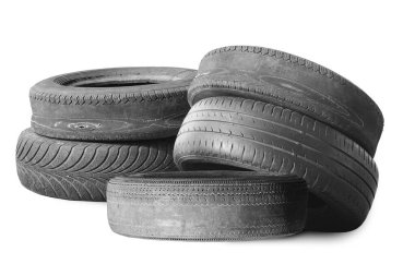 Eski hasarlı lastik beyaz arka planda izole edilmiş. Tekerlek dükkanında veya araba lastiği dükkanında hasar görmüş.