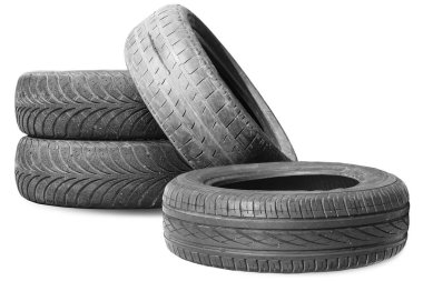 Eski hasarlı lastik beyaz arka planda izole edilmiş. Tekerlek dükkanında veya araba lastiği dükkanında hasar görmüş.