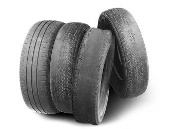 Eski hasarlı lastik beyaz arka planda izole edilmiş. Tekerlek dükkanında veya araba lastiği dükkanında hasar görmüş.