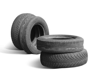 Eski hasarlı lastik beyaz arka planda izole edilmiş. Tekerlek dükkanında veya araba lastiği dükkanında hasar görmüş.