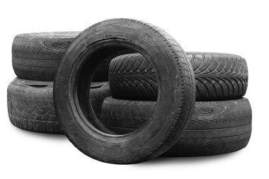 Eski hasarlı lastik beyaz arka planda izole edilmiş. Tekerlek dükkanında veya araba lastiği dükkanında hasar görmüş.