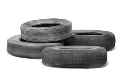 Eski hasarlı lastik beyaz arka planda izole edilmiş. Tekerlek dükkanında veya araba lastiği dükkanında hasar görmüş.