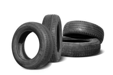 Eski hasarlı lastik beyaz arka planda izole edilmiş. Tekerlek dükkanında veya araba lastiği dükkanında hasar görmüş.