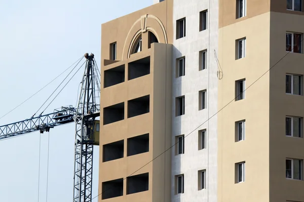 Moderne met meerdere artikelen gebouw in de laatste fasen van de bouw — Stockfoto