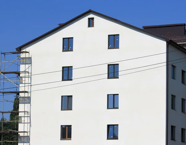 Construção de um edifício industrial de vários andares com andaimes — Fotografia de Stock