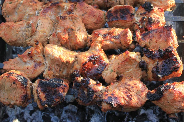 Schaschlik auf dem Grill grillen. Saftiges Schweinefleisch — Stockfoto