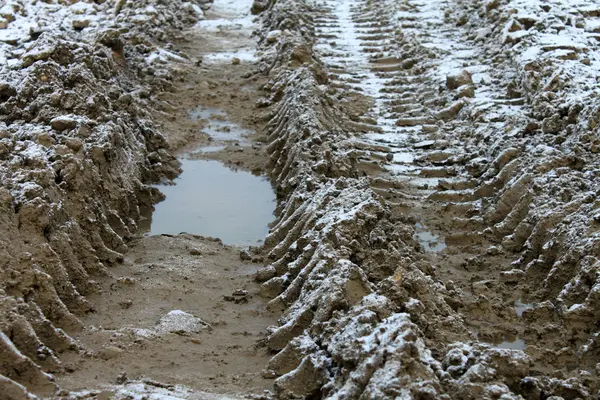 Radspuren auf Schotter und Schnee, unpassierbarer Straßenabschnitt — Stockfoto