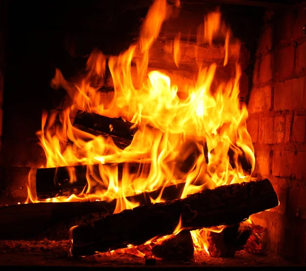 Fire in burning fireplace in winter close-up — Stock Photo, Image