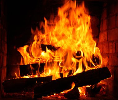 Şömine kış yakın çekim içinde yanan ateş