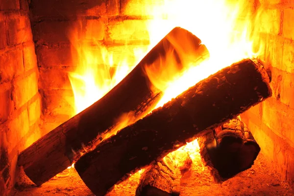 Fire in burning fireplace in winter close-up — Stock Photo, Image