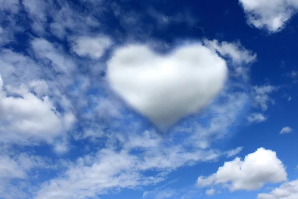 Beau nuage dans des cartes de cœur contre le ciel bleu. Contexte Saint Valentin . — Photo