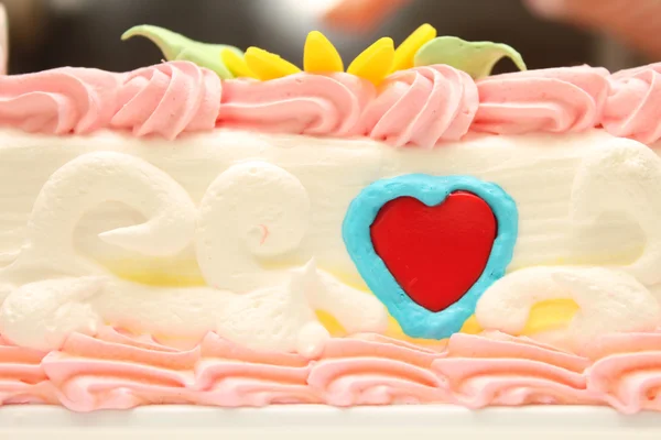 Сливочный торт с узором в форме сердца. Подарок на День Святого Валентина . — стоковое фото
