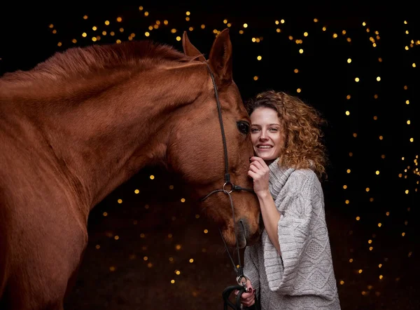 新年の装飾で黒の背景に赤い馬と美しい巻きの女の子 — ストック写真