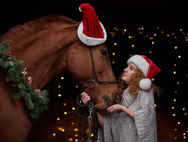 Mooi Krullend Meisje Een Kerstman Hoed Met Een Rood Paard — Stockfoto