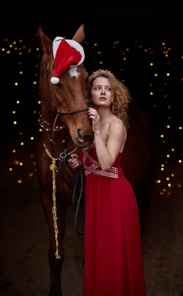Menina Cabelos Cacheados Bonita Vestido Vermelho Com Cavalo Vermelho Chapéu — Fotografia de Stock