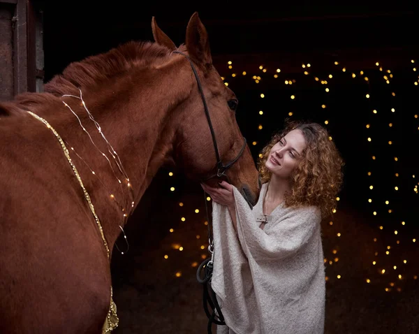 新年の装飾で黒の背景に赤い馬と美しい巻きの女の子 — ストック写真