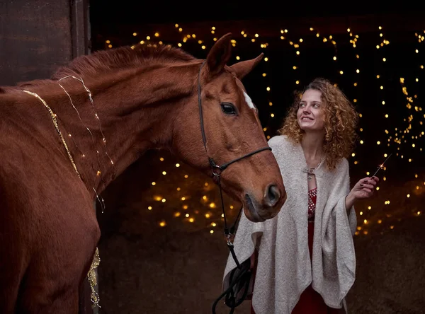 Menina Encaracolado Bonita Com Cavalo Vermelho Fundo Preto Decorações Ano — Fotografia de Stock