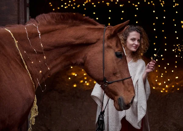 Mooi Krullend Meisje Met Een Rood Paard Een Zwarte Achtergrond — Stockfoto