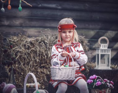 Güzel küçük sarışın kız Paskalya 'da