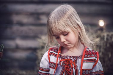 Başlıklı güzel sarışın bir kızın portresi.