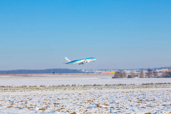 Праздничный Самолет Стартует Заснеженном Аэропорту Штутгарта Голубое Небо — стоковое фото