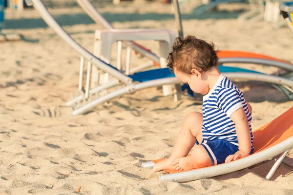 Kleinkind als Matrose verkleidet auf einer gekippten Sonnenliege sitzend und — Stockfoto