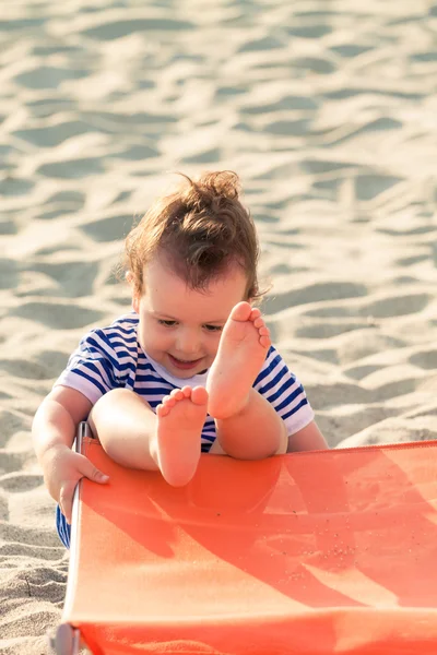 Грайливий малюк, одягнений як моряк, грає і падає з — стокове фото