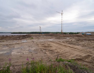 Yüklü vinç ve özel ekipmanlarla inşaat için hazırlanmış alan.