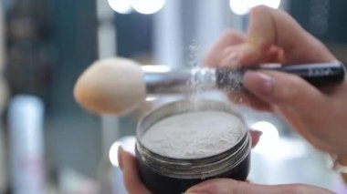 Fırça yavaş çekimde yakın çekim pudra damlaları