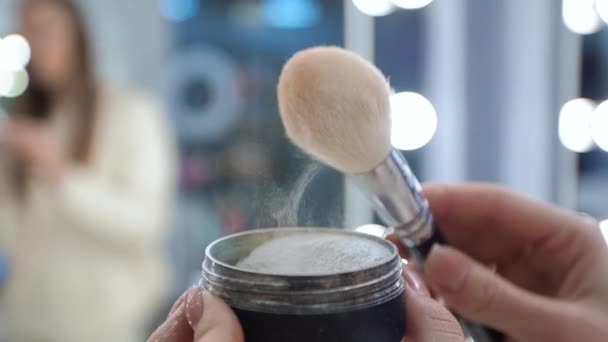 Close-up Powder druppelt uit de brush slowmotion — Stockvideo