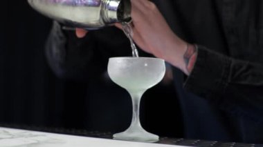 Genç barmen adayı Daiquiri kokteyli hazırlıyor.